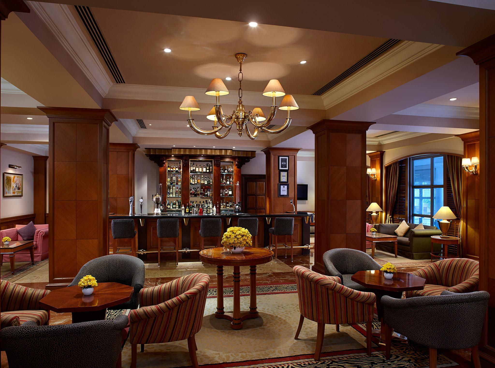 Crowne Plaza Chennai Adyar Park, An Ihg Hotel Exterior foto The bar at the Imperial Hotel