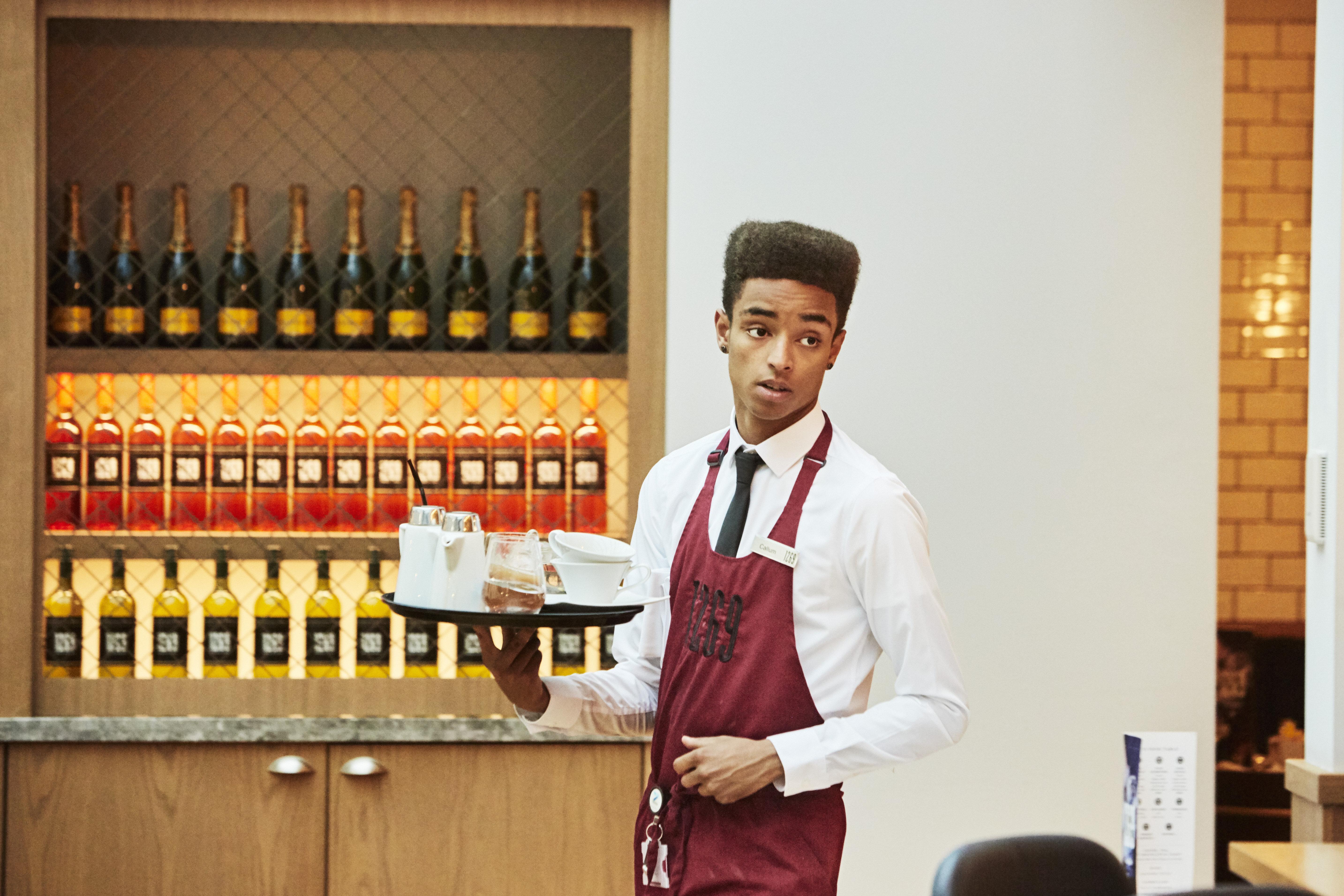 Crowne Plaza Chennai Adyar Park, An Ihg Hotel Exterior foto A waiter in a restaurant