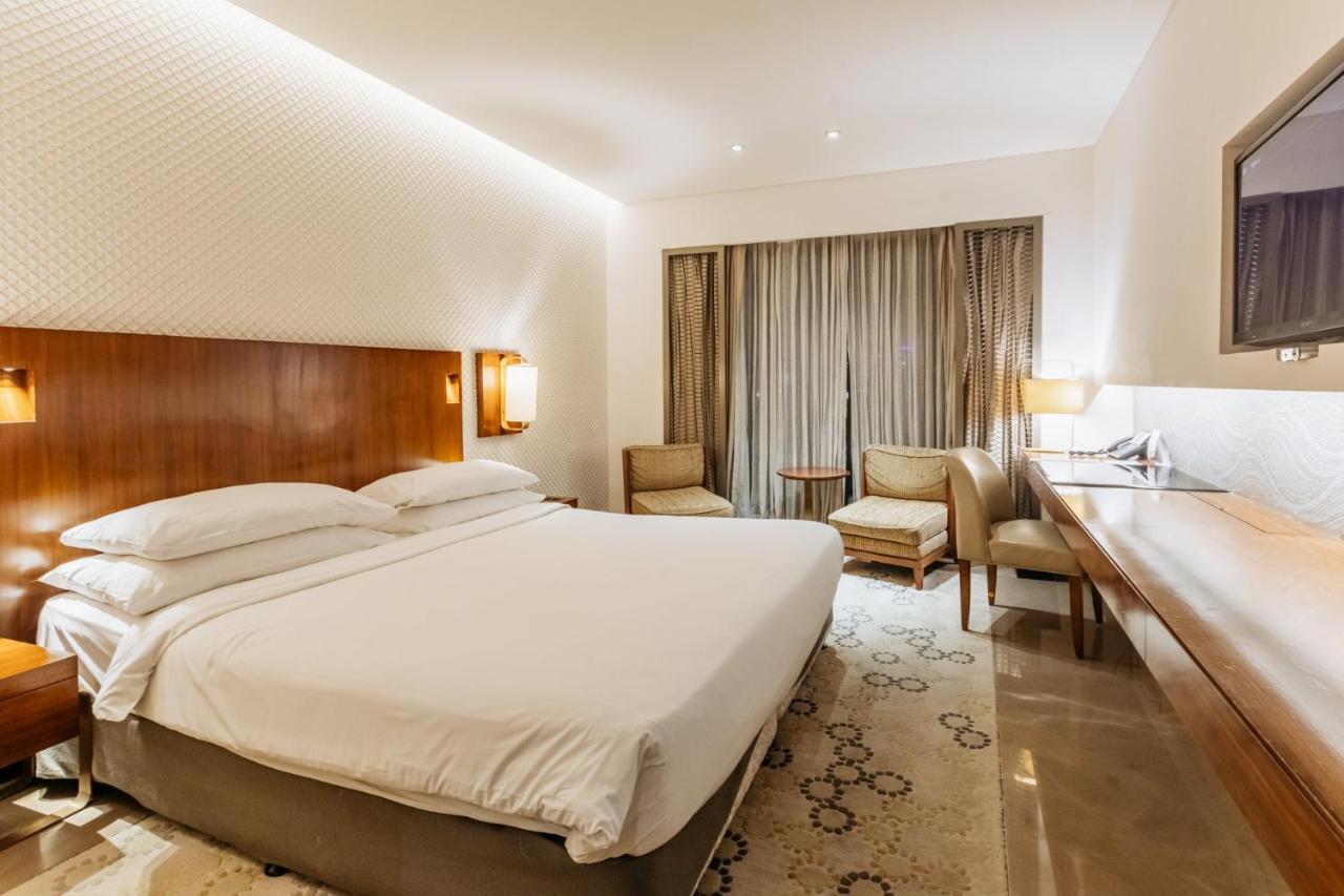 Crowne Plaza Chennai Adyar Park, An Ihg Hotel Exterior foto A room at the Taj Mahal Palace
